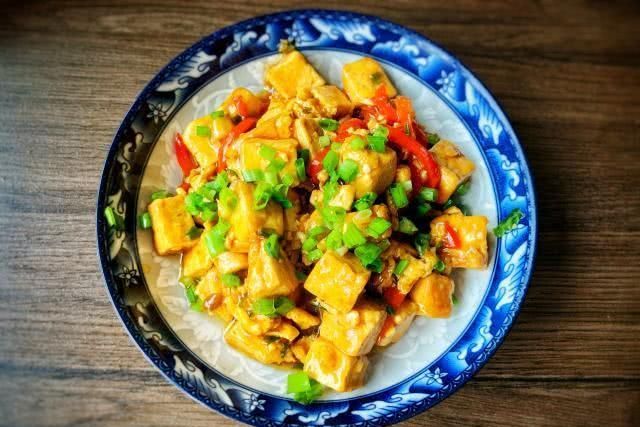  「中倒入适量」嫩豆腐别直接下锅炒，多做一步，豆腐鲜香滑嫩，比吃肉还过瘾