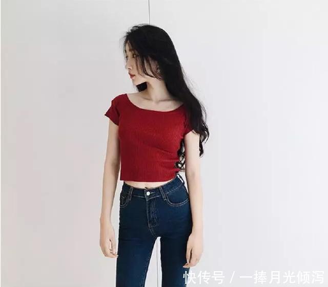  衬托出|紧身牛仔裤简单又经典，还能衬托出女性优雅甜美的气质