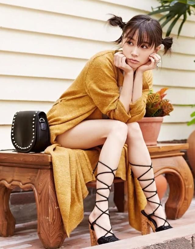 王子文穿白色短裤秀大长腿，看到鞋子就觉得勒得慌，不过超好看的