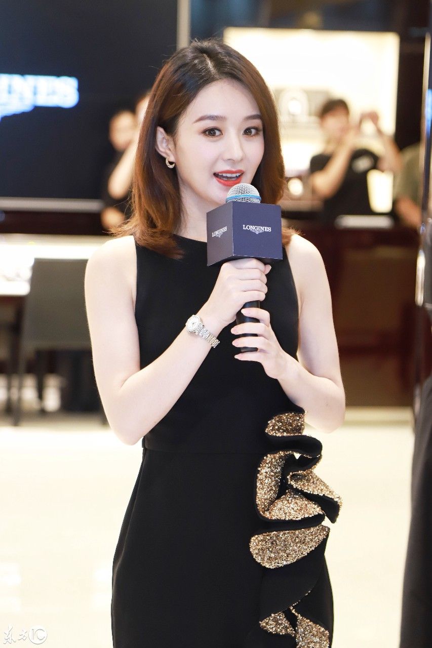 为辟谣劈叉的赵丽颖现身上海，身材依旧苗条，实力打脸卓伟