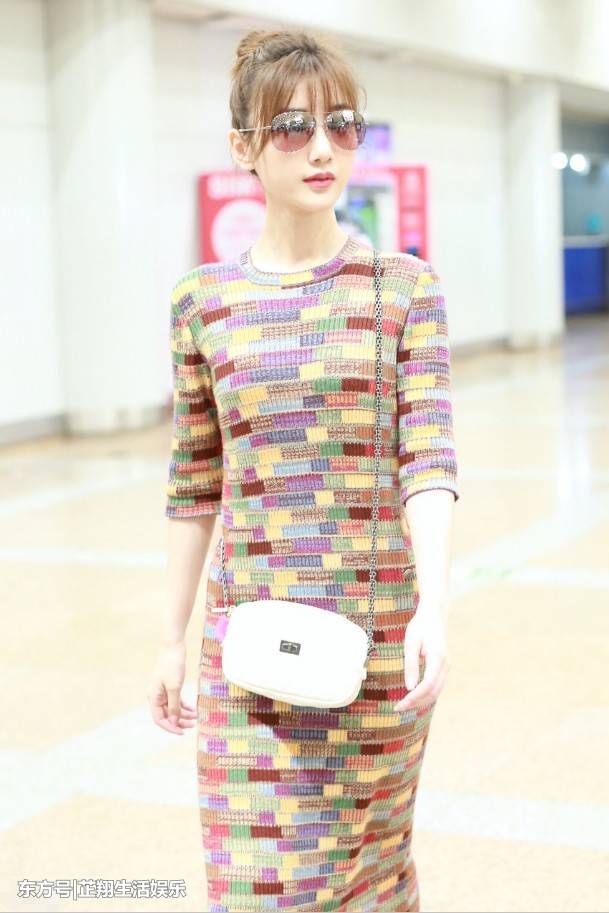 当30岁毛晓彤与44岁周迅撞衫，终于见识到什么是真正的好身材