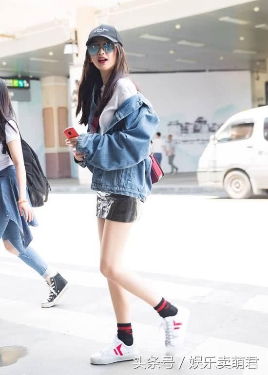 原来baby喜欢穿这样的高跟鞋，网友：看着就脚疼，不怕崴脚吗？