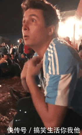 打架:搞笑GIF趣图:哥们,如果每一位球迷都像你一样,就不会打架了!