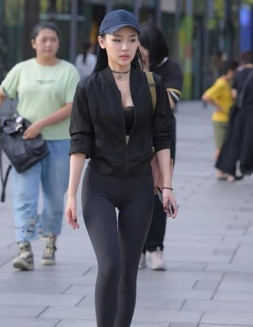 「吊带」街拍:般般入画的小姐姐,一件白色的吊带连衣裙,时尚气质迷人