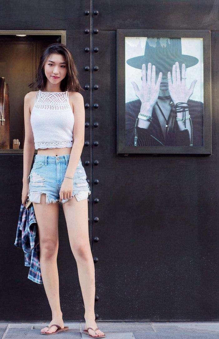 夏季这样穿牛仔热裤, 清凉又百搭, 也不失魅力小性感