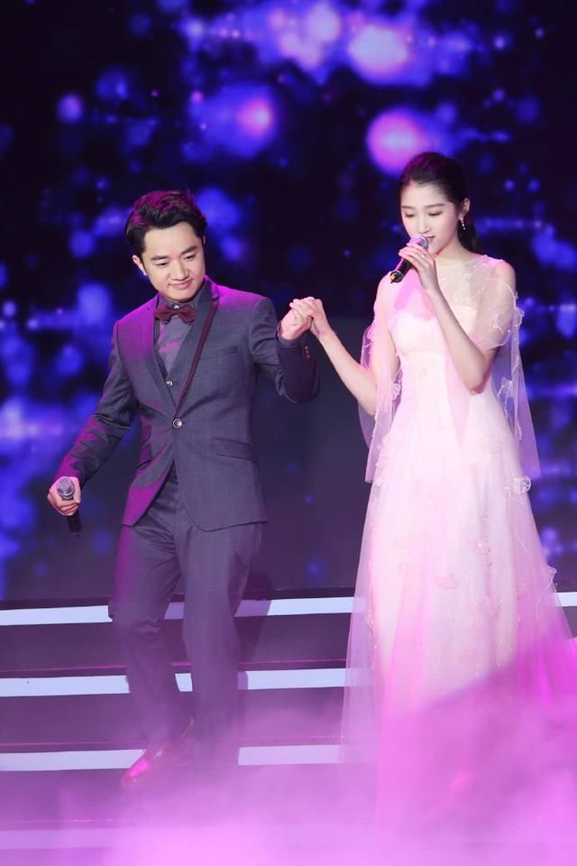 关晓彤再次惊艳众人，皮衣里面只穿裹胸，跳舞的动作也太性感了吧