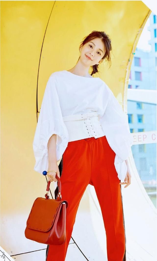 乔欣穿红短裤现身，却被吐槽“油粗短腿”网友：还是穿长裤吧！