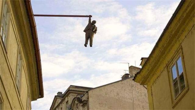 世界上最“吓人”的雕像：悬于12米空中，人们看完为何报警？