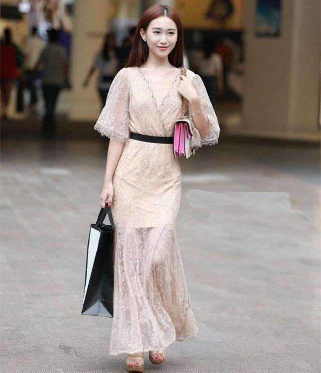 街拍：蕾丝透视装展现完美身姿，图2小姐姐让直男心动