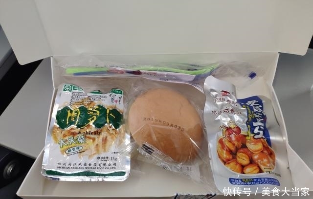 国内航空集体缩减餐食，游客：特意坐了川航，就给我吃这个？