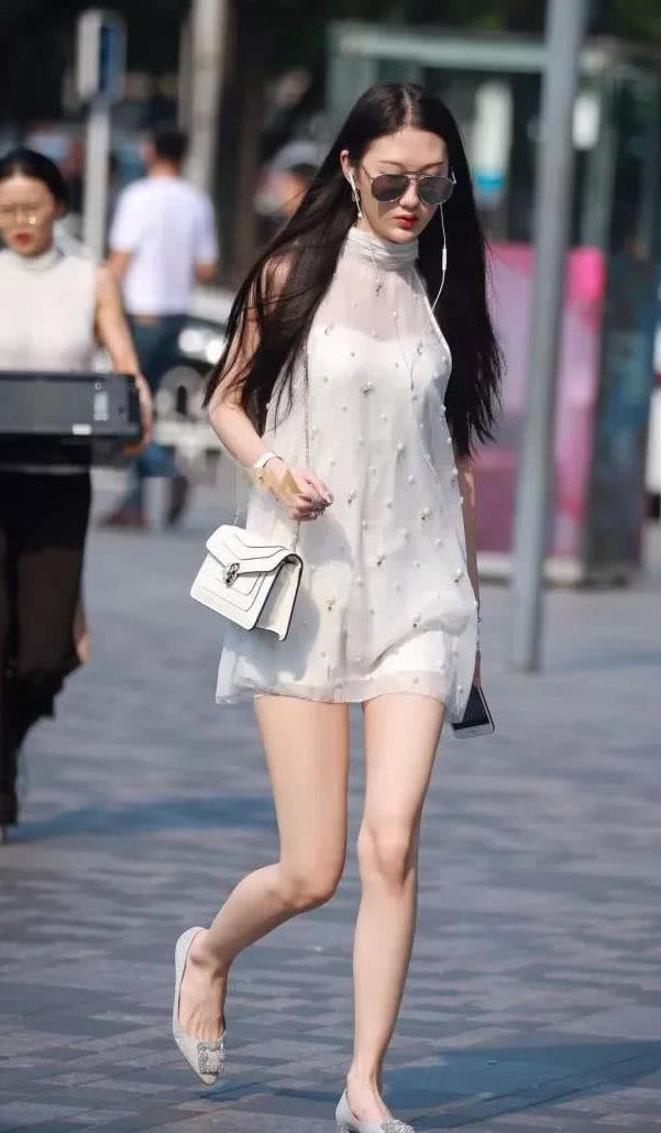 气质小姐姐白色抹胸纱纱裙玲珑有致，走路摇摆姿态别有风味，白皙