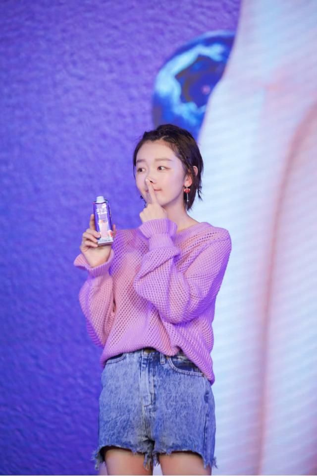 周冬雨出席活动，身穿针织衫短裤，整体造型非常清纯可爱