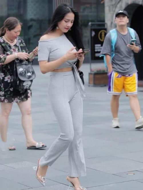  「美女」街拍：螓首蛾眉的美女，一条粉色的连衣裙，青春活力气质