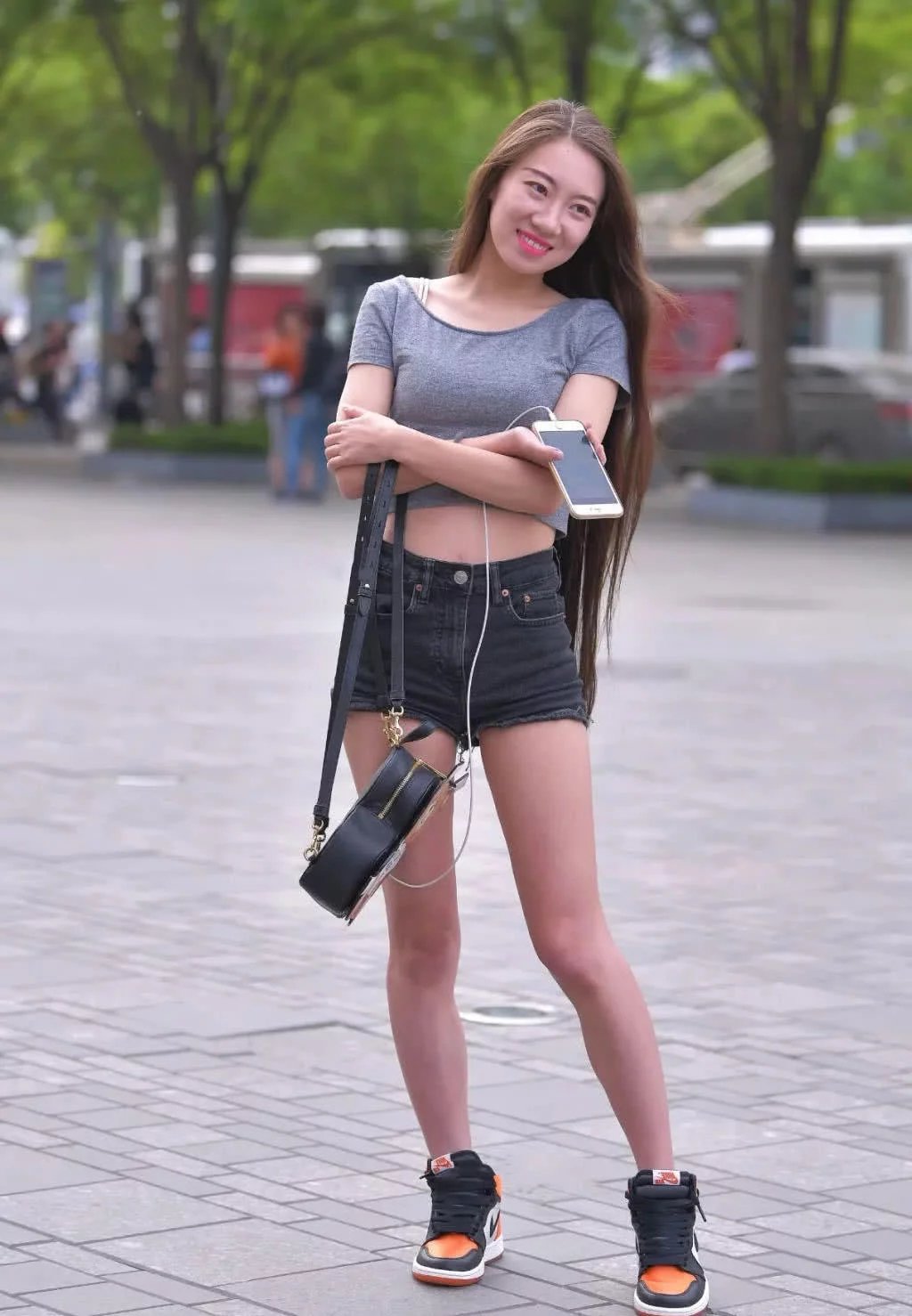 时尚辣妈贴身T恤勾勒出前凸后翘好身材，生过孩子的女人身材就是