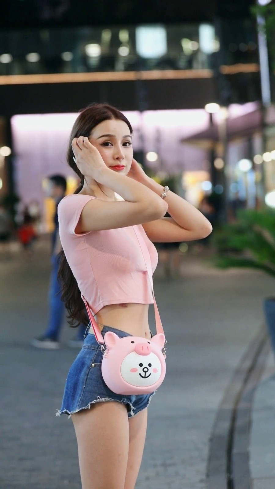  『微胖』身材微胖的小姐姐, T恤配牛仔短裤让人眼前一亮