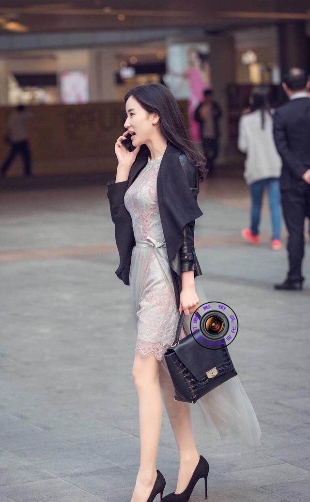『气质』时尚的姑娘穿尖头细跟鞋逛街,服饰搭配端庄大气,展现成熟气质