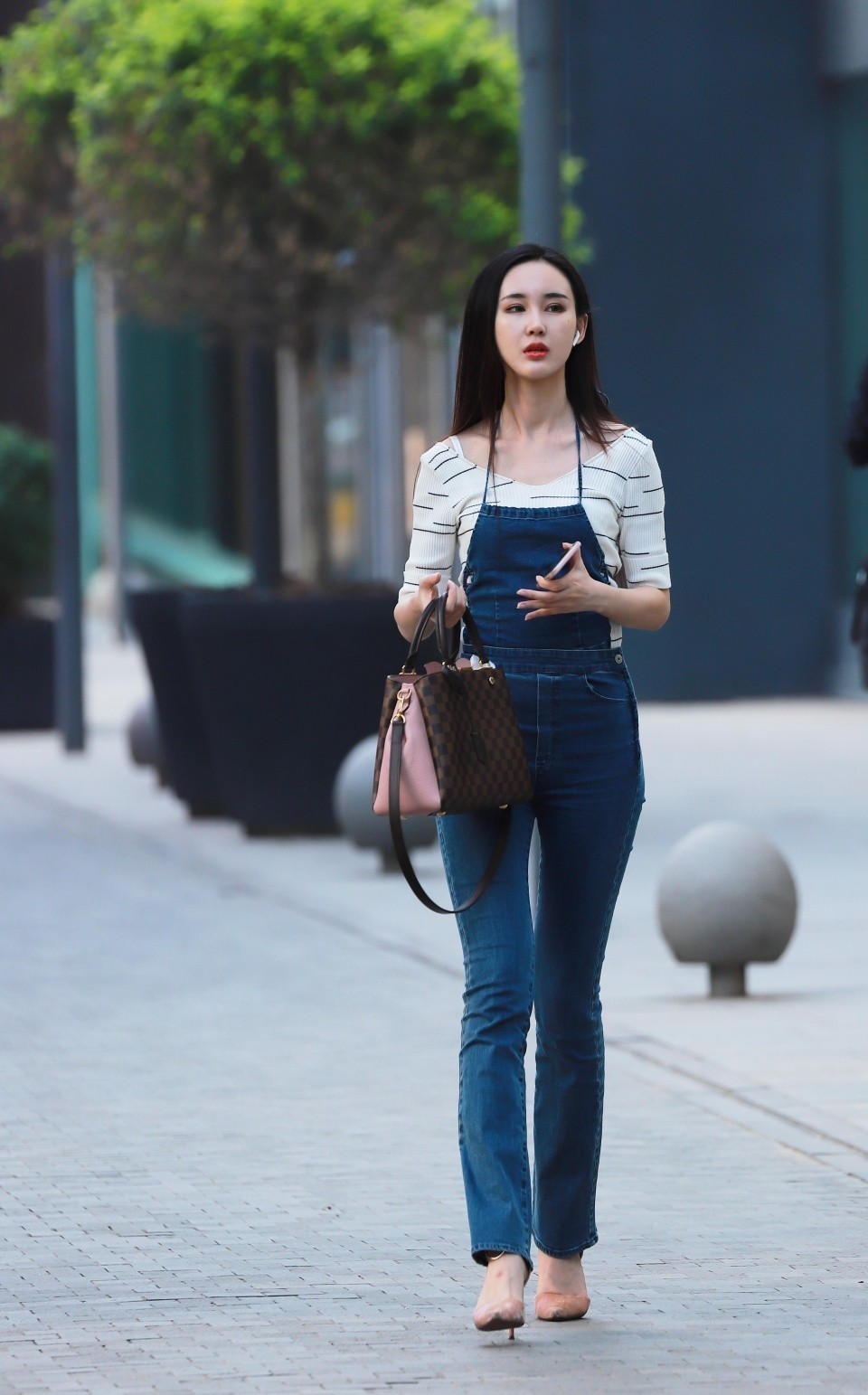 街拍：穿着牛仔背带短裤白衣的小姐姐，性感野性靓丽活力！