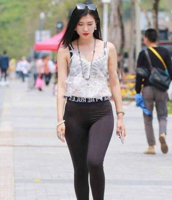 魅力十足的打底裤美女，动人的身材让人沉醉不已！