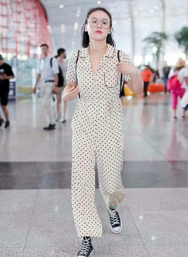 马思纯穿衣就是任性，臃肿的造型从不掩饰，P图啥的根本不屑！