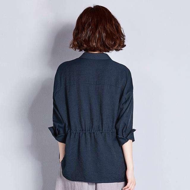 女人别总穿连衣裙, 俗土! 瞧下图女人穿俏秋衫, 一举一动都很美