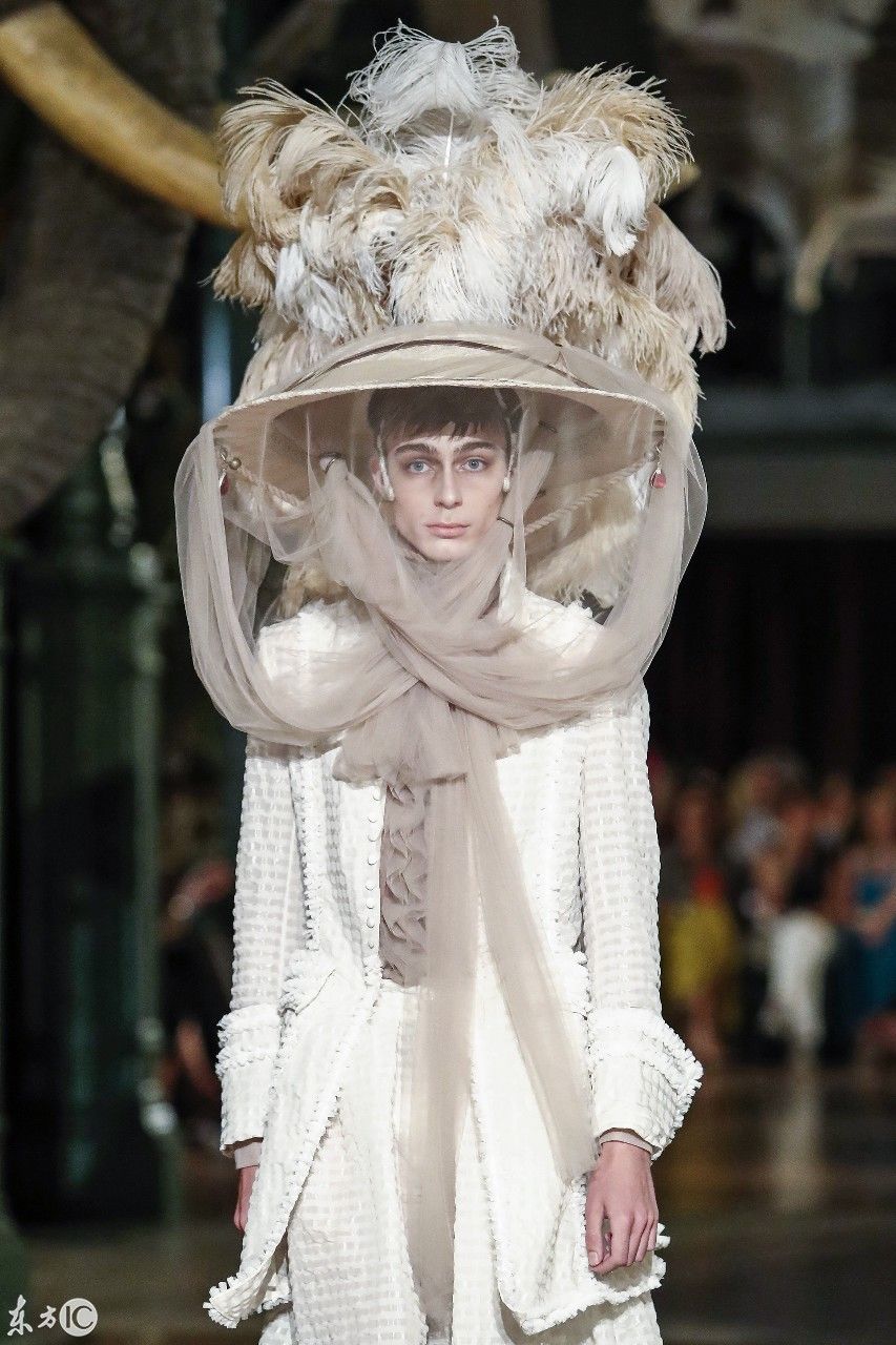 请问:美女，穿着这样的衣服出门是不是回头率特别高?哈哈哈