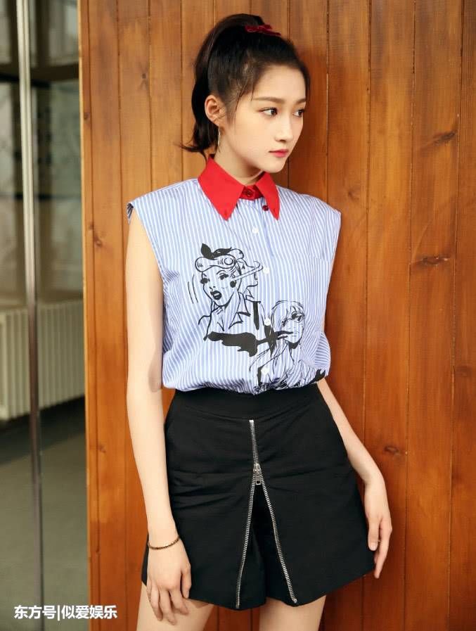 关晓彤被裹成“稻草人”，为美脚踩“避雷针”，比外国男人还高!