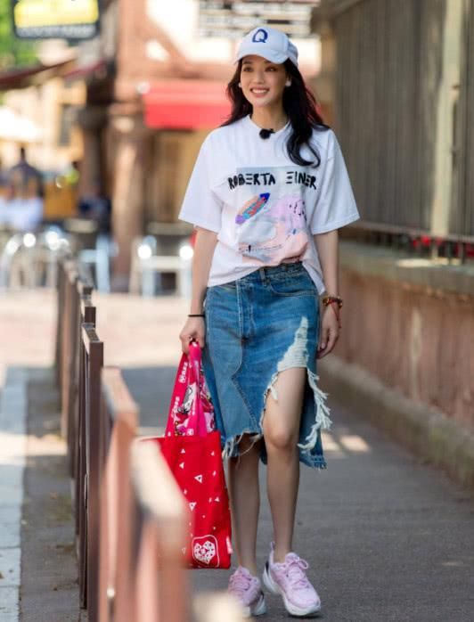 舒淇穿开叉牛仔裙现身，却被鞋子抢镜!网友:她的鞋各有各的丑