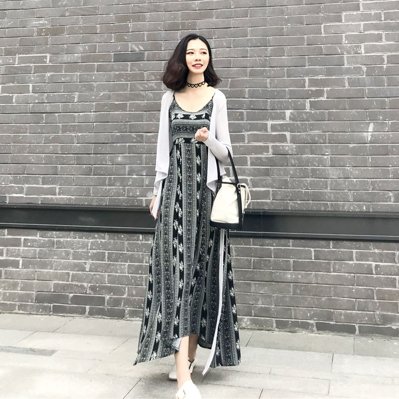 自带凉爽效果的吊带裙在八月很受欢迎，凸显窈窕身材，动人心弦