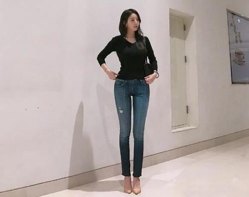 牛仔裤展现身段时尚又有个性，彰显优雅的身姿，看着美不胜收！