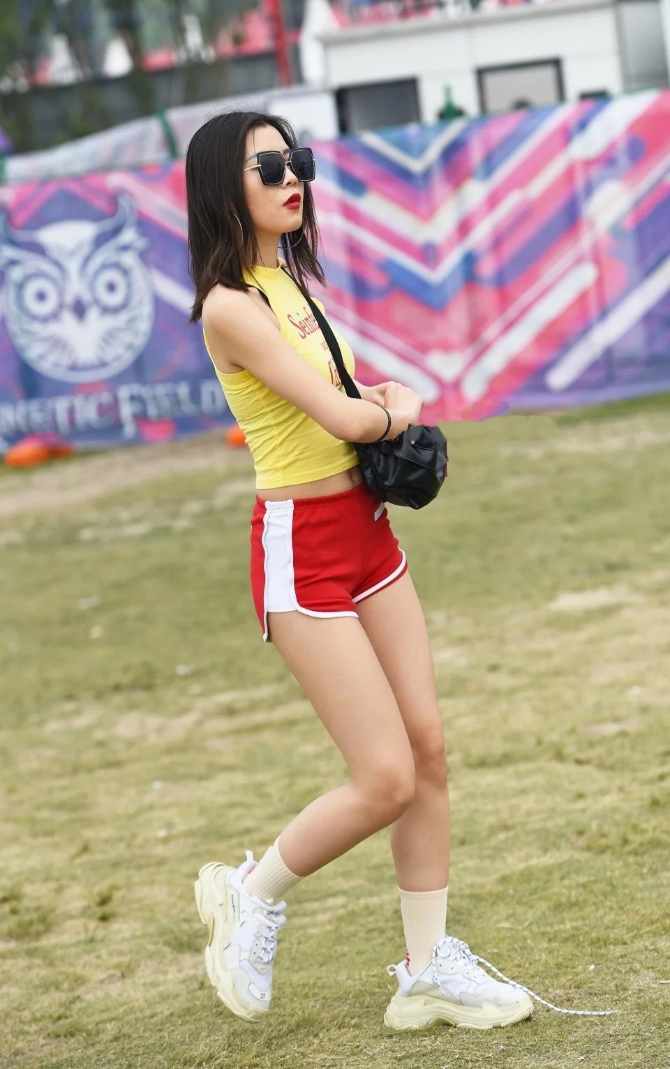 小姐姐红色休闲短裤搭配黄色紧身T恤，这是最醒目的两种颜色