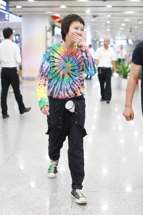 窦靖童又把80年代的搪瓷杯挂腰上凹造型，网友：得亏她妈是王菲