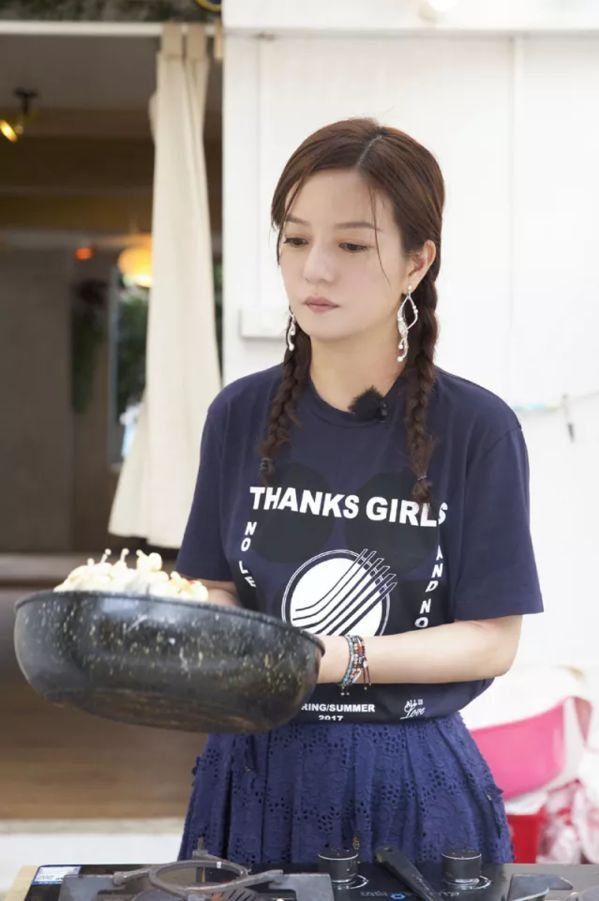 吸睛| 《中餐厅2》不止有美食，少女心配饰的神奇法则了解一下!