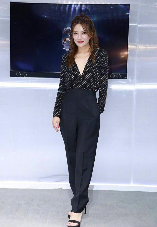 42岁赵薇瘦了真美!“排骨胸”最抢眼，网友:这才是女神该有样子