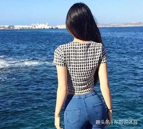 小姐姐爱穿紧身裙，臀部线条柔美圆润，吸引了无数路人目光