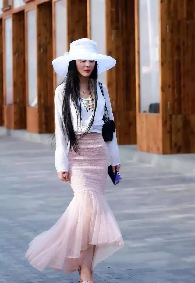内衬白色抹胸搭配粉色薄纱鱼尾裙，飘逸灵动麻麻酥酥