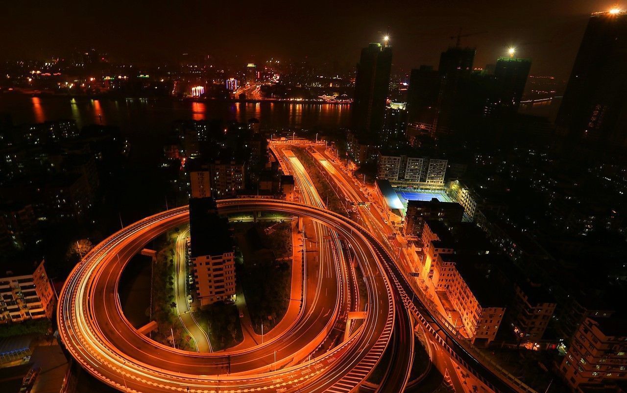 广州最牛钉子户挡道，政府不强拆，改规划建立交桥将其围成圈中楼