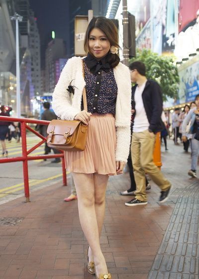  「短裤」街拍：小姐姐穿白色上衣配短裤，身材苗条有致，曼妙动人