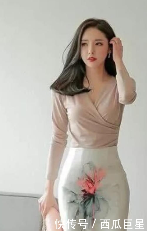 『 粉色』搭配浅咖啡色半身裙，彰显气质女人的魅力，藕粉色修身长袖