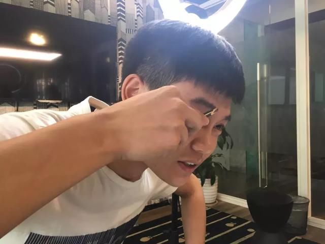 发际线男孩花2500修的眉毛这个鸟样