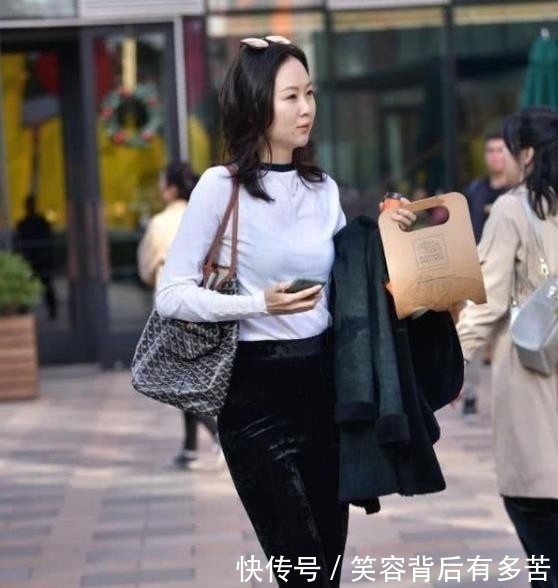 「时尚」街拍:占尽风流的小姐姐,一条拼接的吊带连衣裙,时尚魅力气息