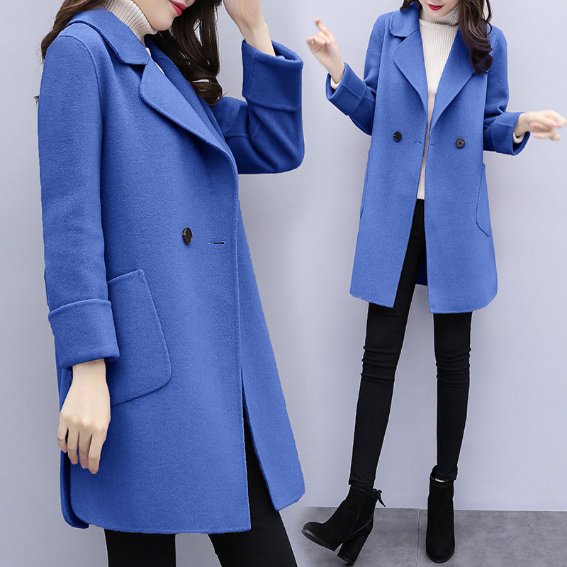 有一款外套叫:毛呢外套!搭小脚裤+短靴，7080穿洋气又显嫩