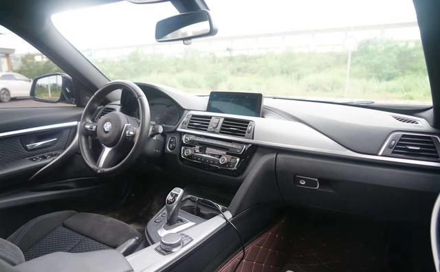  『汽车』这款宝马320I，城市里拉风座驾，也可以去周边小游