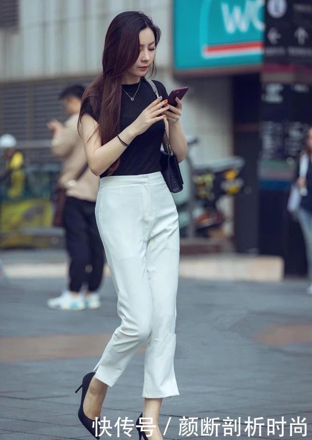 街拍:小的姐姐脚上有蛇形纹身,神秘魅惑,绑带鞋显脚瘦又性感!!