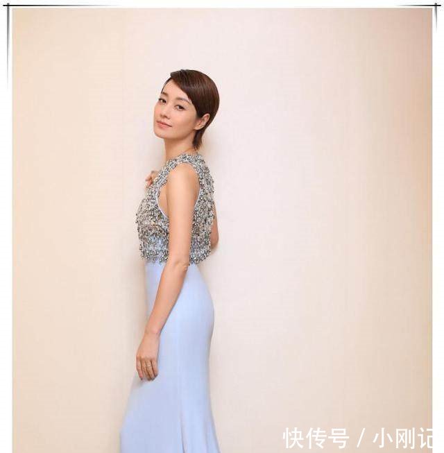 看了马伊琍的礼服裙，再看看姚笛，真的想对文章说一句好福气！