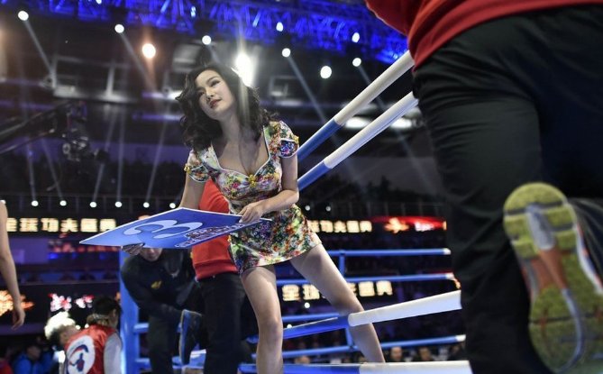 揭秘搏击场举牌女孩:月薪过万却常被揩油，工作艰辛