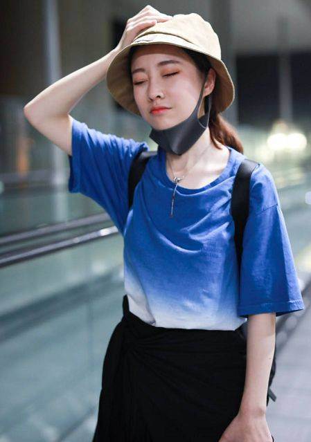 冯提莫真敢穿！下搭大妈裙抢眼，网友：网红和明星的差距真大