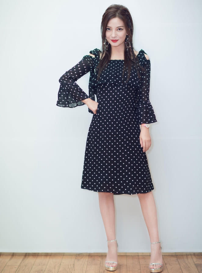 赵薇素颜亮相,还因为一条“星星裤子”,穿得比助理还像个路人!