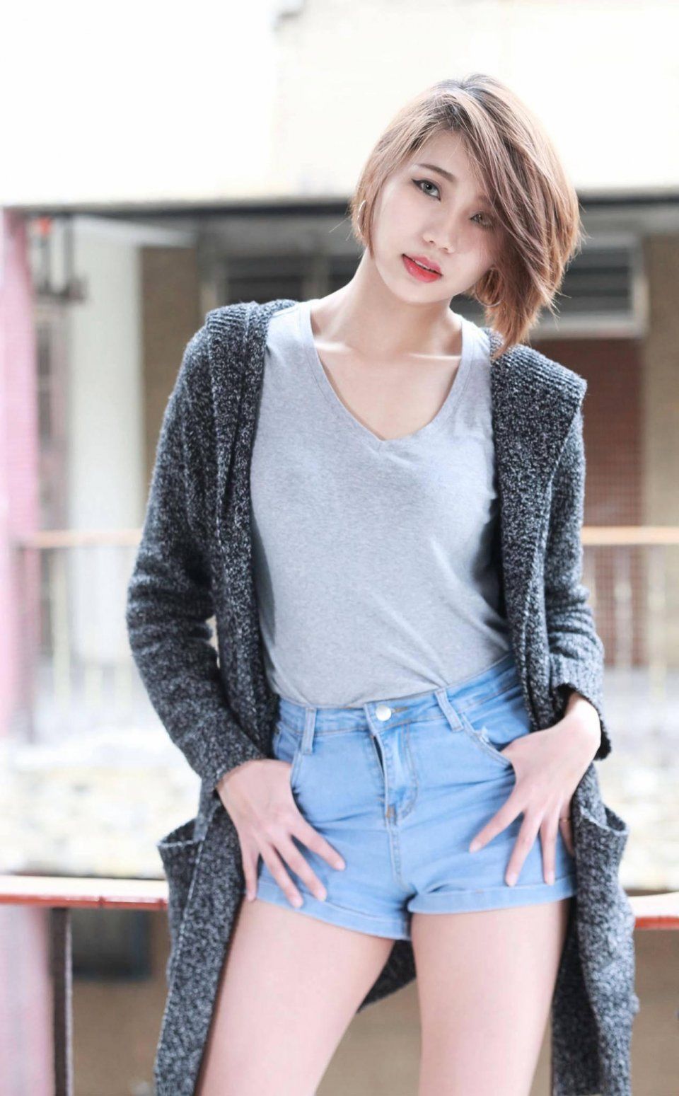 短发热裤美女，身姿丰腴，活力十足！