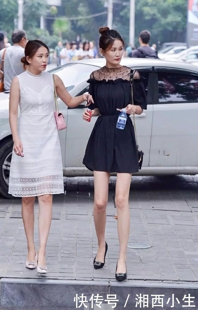 好一双修长美腿气质美女，一袭半身连衣裙露出筷子般的玉腿，到哪