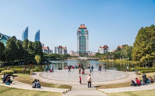 厦门大学变成景区，大批游客涌入，校方无奈限制参观人数